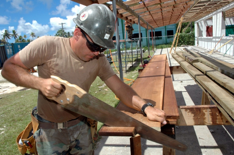 menuisier-BELGENTIER-min_worker_construction_building_carpenter_male_job_build_helmet-893290